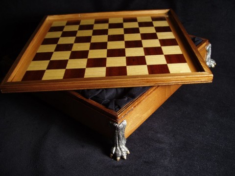 Šachový box - lví tlapy 22 cm hra šachy šachovnice šachové figurky šach mat 