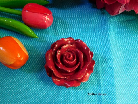 Keramická růže VÍNOVÁ dekorace dárek růže zahradní růžička pro ženu pro maminku pro babičku pro kamarádku na zahradu pro kolegyni 