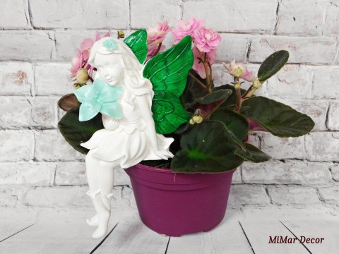Dekorace víla sedící mint/zelená dekorace dárek víla s kytičkou na zahradu na poličku s křídly 