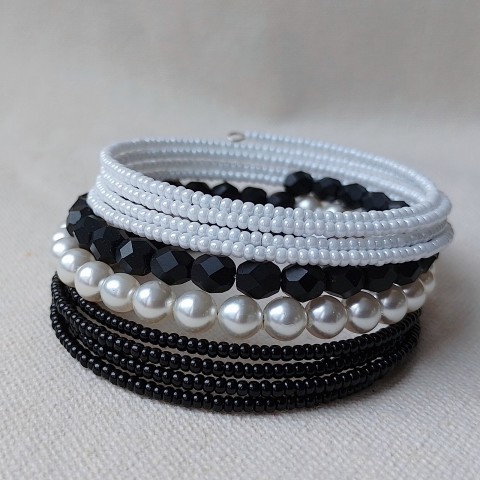Náramek černobílý náramek dárek korálky elegantní perličky rokajl náramky drobnost něžné korálkování efektní navlékání paměťový drát maličkost 