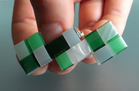 Brož Perla-Zel-ZelTma origami brož zelená recyklace perleťová alergik pet láhve 