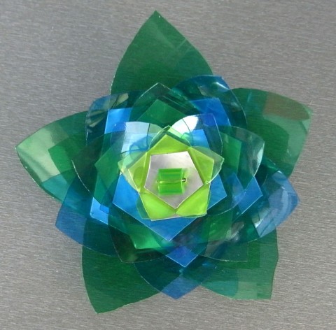 Sponka i brož Nelumbo Zel-Mod-Žluť origami zelená modrá recyklace žlutá květ alergik pet láhve 