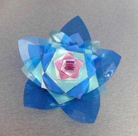 Brož Nelumbo Mod-Růž origami modrá růžová recyklace květ tyrkysová alergik pet láhve 