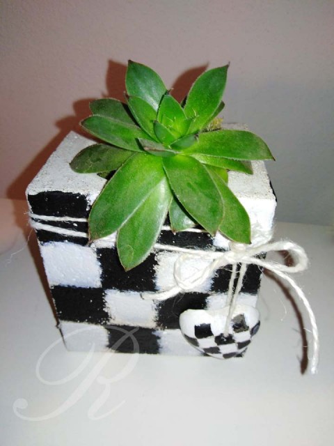 Betonový květináček - šachovnice dárek srdíčko šachovnice sukulenty květináček beton 
