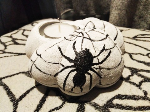 Svícen s pavoukem ve tvaru dýně pavouk dekorace dárek svícen bílá černá dušičky halloween čajová svíčka beton 