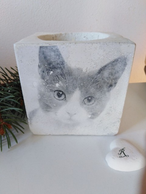 Betonový svícen s kočičkou svícen kočka kočička kostka černobílé fotka čajová svíčka beton 