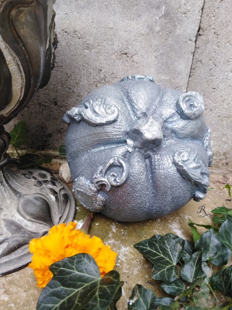 Dýně z betonu ve starém stylu dekorace podzim dýně šedá stříbrná halloween beton 