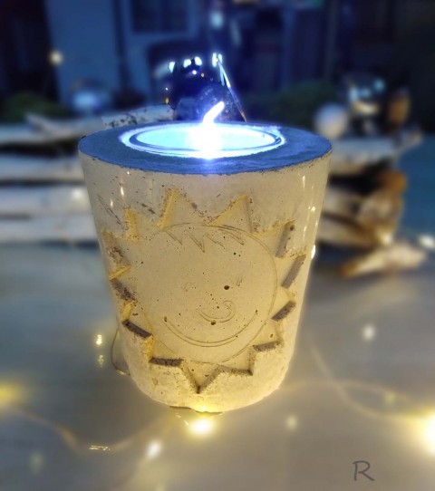 Svícen z betonu se sluníčkem svícen sluníčko bílý čajová svíčka beton 