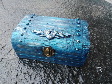 Truhlička na námořnické poklady dřevěná modrá lesklá krabička šperkovnice námořnická platinová starobylá 