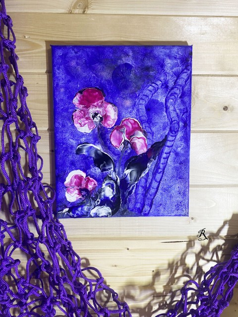 ,,Květiny za soumraku,, obraz modrá obraz fialová květiny černá abstrakce orchidea na zeď pouring lité barvy 