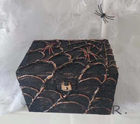 Krabička s pavouky v síti pavouk dřevěná dárek krabička černá měděná halloween pavouci 