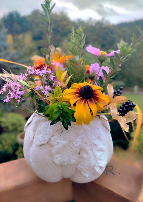 Betonová dýně jako váza váza dekorace podzim dýně bílá zahradní dušičky halloween beton 