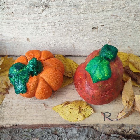 Dvě barevné dýně dekorace oranžová podzim dýně zahradní dušičky halloween beton červená. 