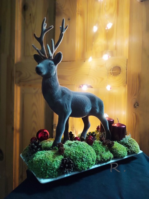 Vánoční dekorace se sobem červená dekorace zelená ozdoby vánoce svíčky šedý mech sob sobík šišky 