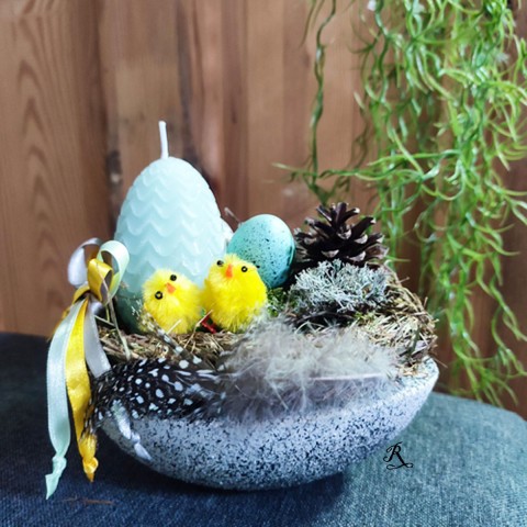 Velikonoční dekorace s kuřátky dekorace svíčka velikonoce mech vajíčka aranžmá kuřátka žula beton 