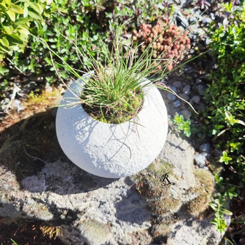 Valoun do zenové zahrádky květináč rostliny zahrada bílý imitace valoun beton kamene zenová 