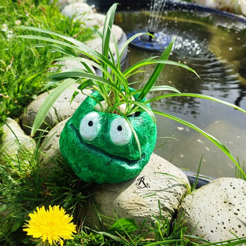 Betonový žabák voda zelený soška žába jezírko žabák vykulený beton modelovaný 