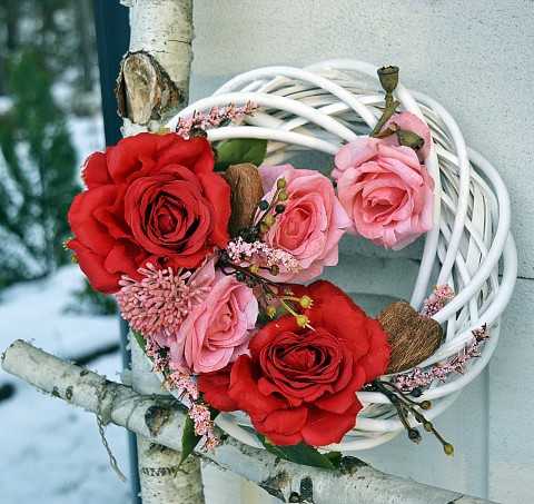 s růžemi a kokosovými srdíčky domov dekorace červené srdíčka růže věnec luxusní bílý starorůžové na dveře čas růží růžovočrvené 