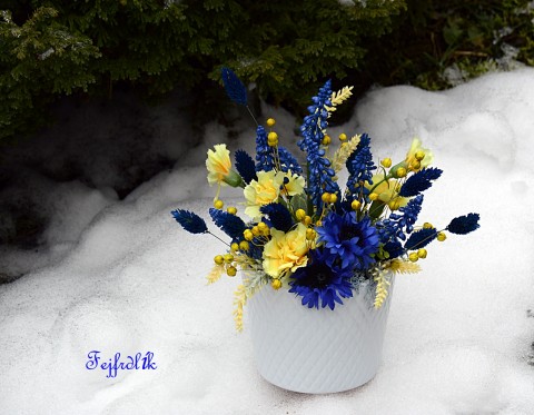 modřenec a karafiát dekorace dárek modrá květináč žluté celoroční aranžmá modrožlutá karafiáty 