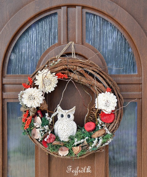 Rozárka dekorace originální bílá přírodní věnec sova lesní na dveře 