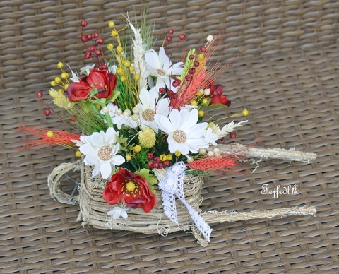 už se vezou... :) domov červená dekorace bílé květinový aranžmá béžový trakař kopretinový na terasu anemonka jaro-léto proutěný trakařík 