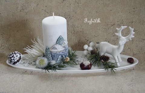 zimní čas. dekorace svícen bílá vánoční bílé zimní aranžmá na tácu s jelenem elegantní do bytu 