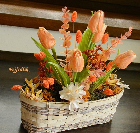 zajíčkové mezi tulipány.. košík jaro tulipány aranžmá jarní dekorace se zajíčky 