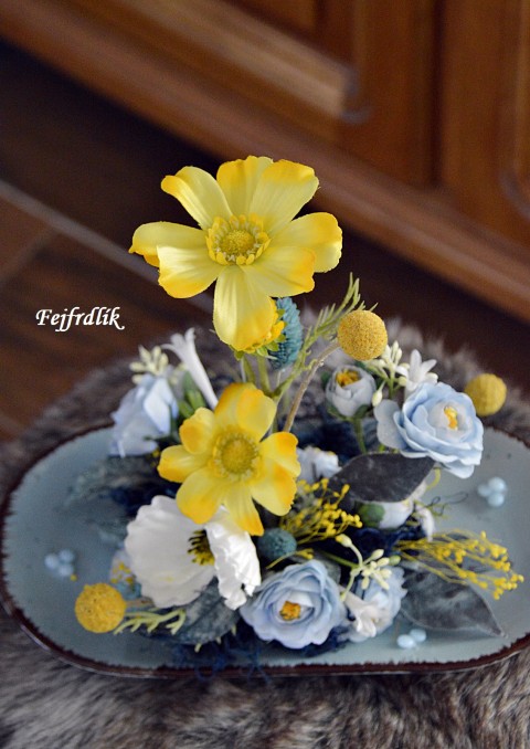 květinový talíř .. dekorace dárek modrá talíř žlutá modré celoroční do bytu aranž aranžmá na talíři orignální 