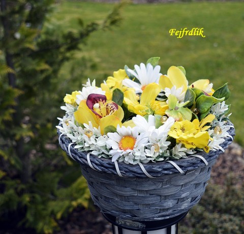košíček plný kytiček :).. domov dekorace dárek svěží žlutá košíček bílé kopretiny kulatý orchideje květinový celoroční aranžmá 