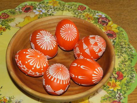 Velikonoční kraslice - oranžové velikonoce voskované vajíčka kraslice vajíčko skořápka svátky velikonoční kraslice výdutek vyfouklé vajíčko 