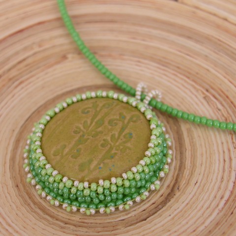 Jarní náhrdelník náhrdelník přívěsek korálky zelená květina jarní jaro béžová šité tráva beadweaving rostlina spring 