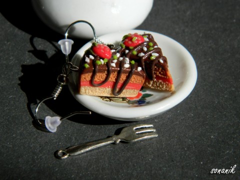 Čokoládový dortík s jahodami náušnice dort zákusek veselé jah 