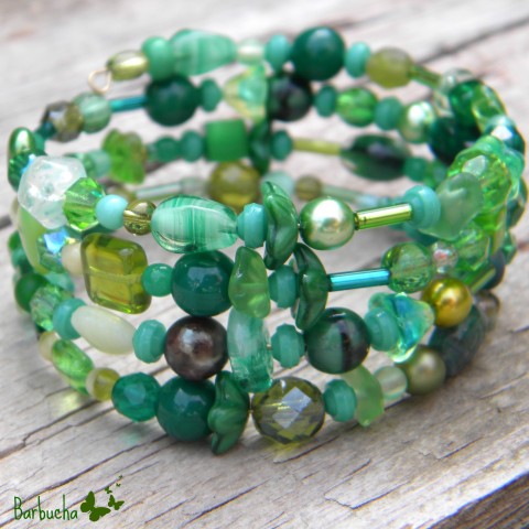 Náramek - zelenka šperk náramek zelená sklo seno louka léto tráva háj paměťový drát barbucha zelenka 