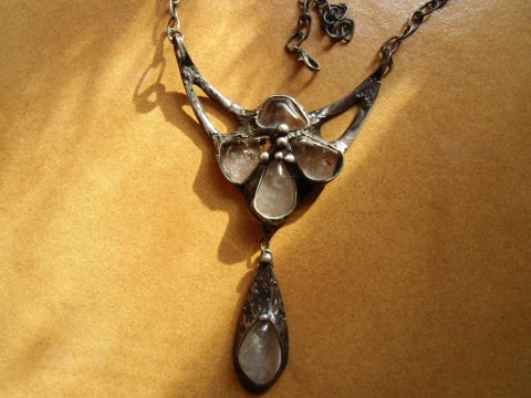 Cínovaný náhrdelník s křišťály křišťál cínovaný náhrdelník šper 
