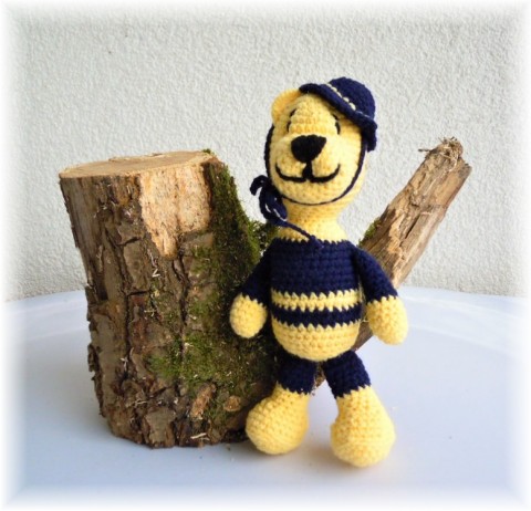 Medvídek Fešáček s kloboučkem modrá medvídek hračka háčkovaný černá žlutá 