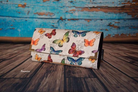 Motýli na bílé kabelka dárek peněženka barevné peníze bublinky drobné karty 