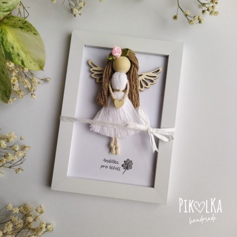 Obraz - macramé andělka pro štěstí dekorace květina zlatá růžová anděl štěstí andělka maminka bíla den matek boho macrame andel strazny 