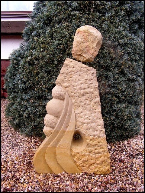 SOCHA Z PÍSKOVCE  - *DůSTOJNOST* plastika socha skulptura zahradní socha socha z pískovce exteriérová socha socha do zahrady. sochy z pískovce 