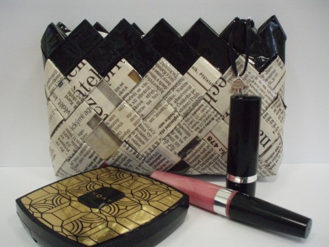 Kosmetická taštička s černým pruhem papír kabelka taštička kosmetika noviny leták 