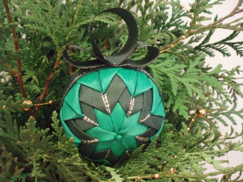 Zelenkavá ozdoba dárek zelená koule zima vánoce ozdoba 