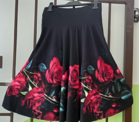 Půlkolová sukně - červené růže půlkolová sukně 