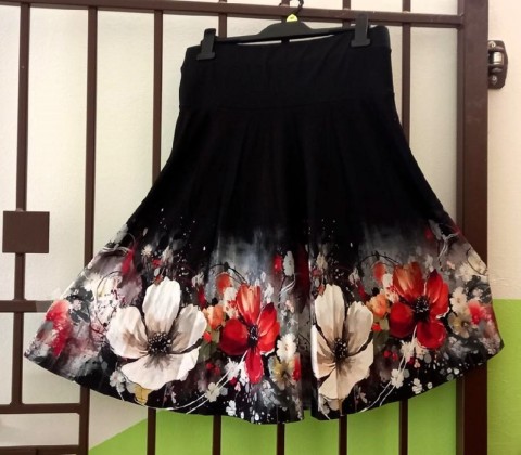 Půlkolová sukně - květy na černé půlkolová sukně 