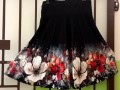 Půlkolová sukně - květy na černé