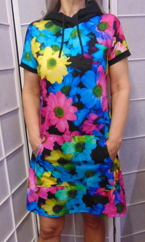 Šaty s kapucí - barevné květy šaty s kapucí 