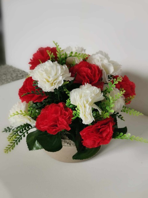 Karafiáty v betonové míse růže dušičky aranžmá na stůl květinová dekorace květiny na terasu květiny na hrob 