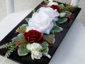 Bílé a vínové růže na černé misce