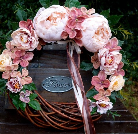 Věnec s meruňkovými květy domov dekorace věnec meruňkové pivoňky celoroční na dveře floristika hortenzie pudrové hedvábné růže 
