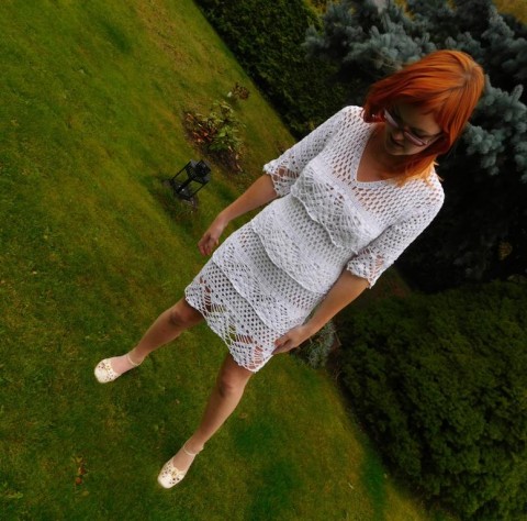 bílé šaty s kanýrama 