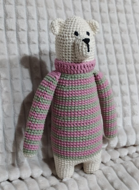 medvěd v pruhovaném svetru zvíře dekorace hračka medvěd les 