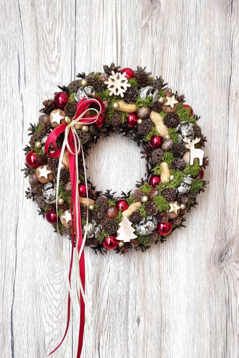 Vánoční věnec do zlatočervené ořech dekorace zima vánoce zelený vánoční věnec zimní červený zlatý mech skleněná hvězdička advent na dveře adventní baňka šiška k zavěšení stabilizovaný bezúdržbový wreath dovozový 